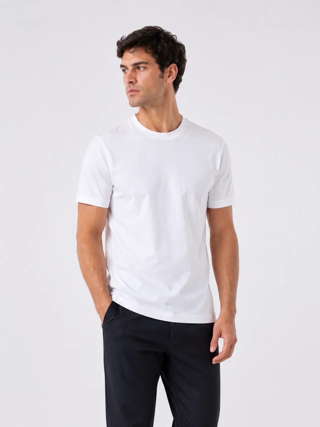 T-shirt básica branca · frente alternativa