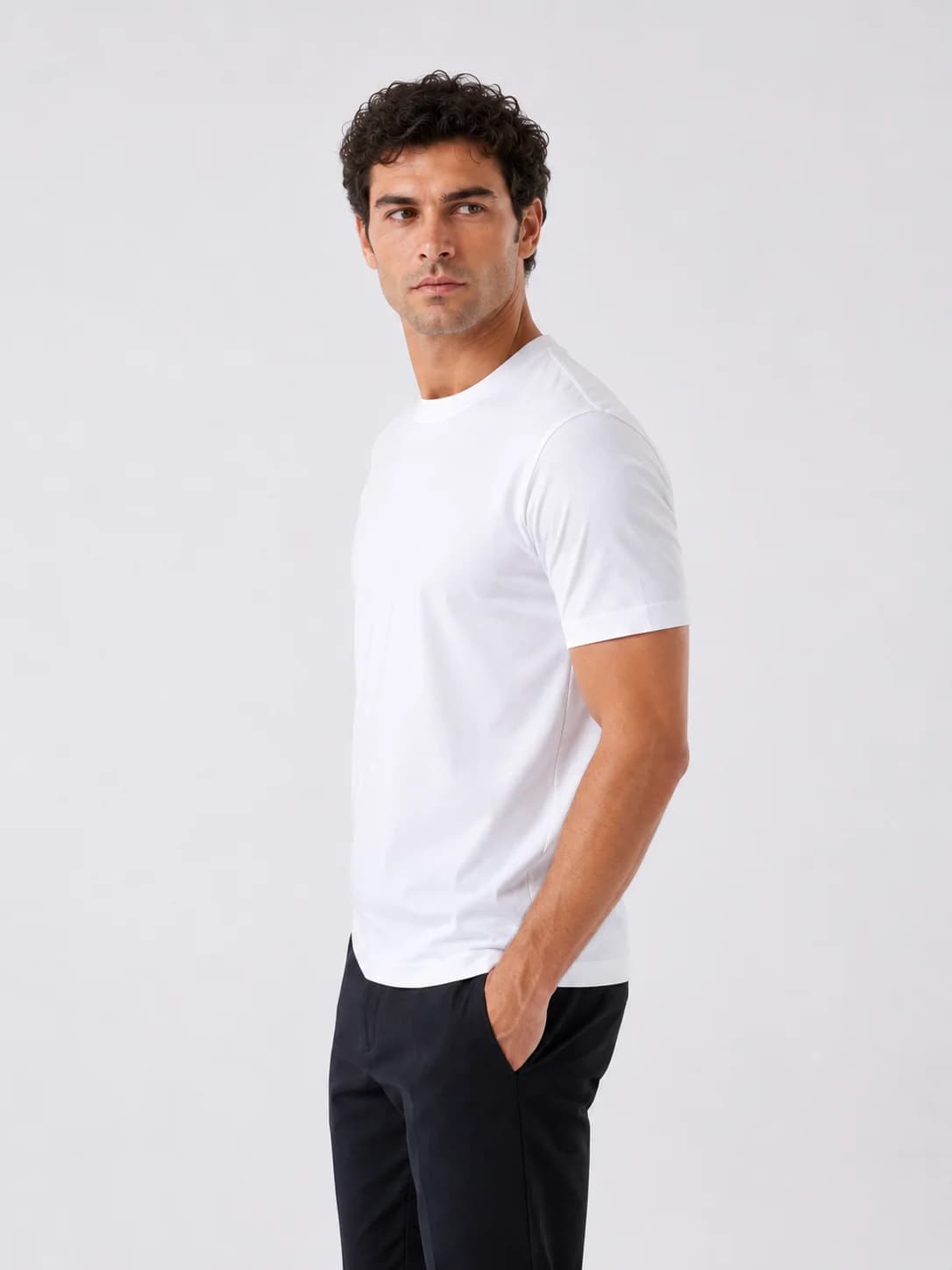 T-shirt básica branca · perfil lateral