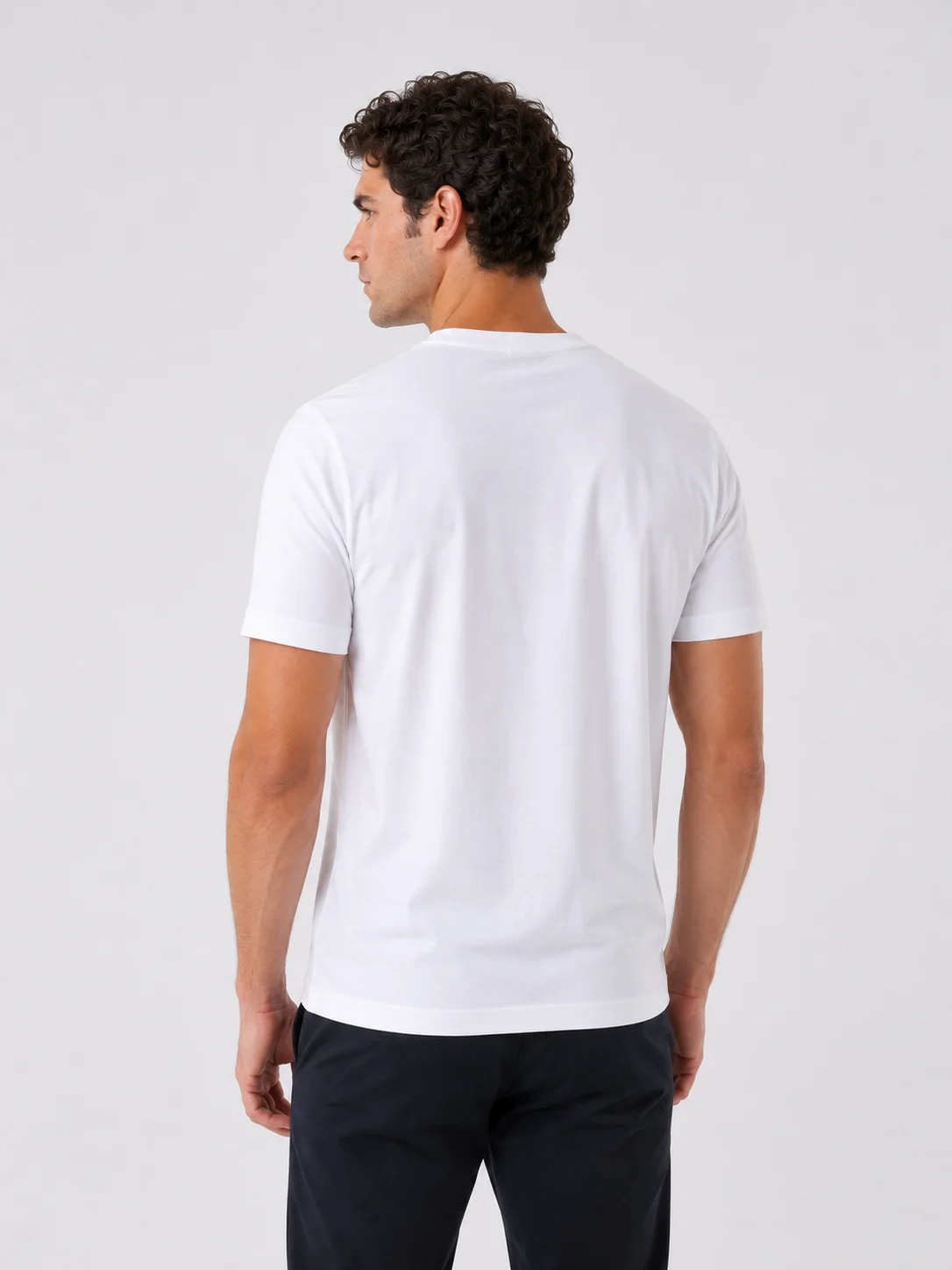 T-shirt básica branca · vista de costas