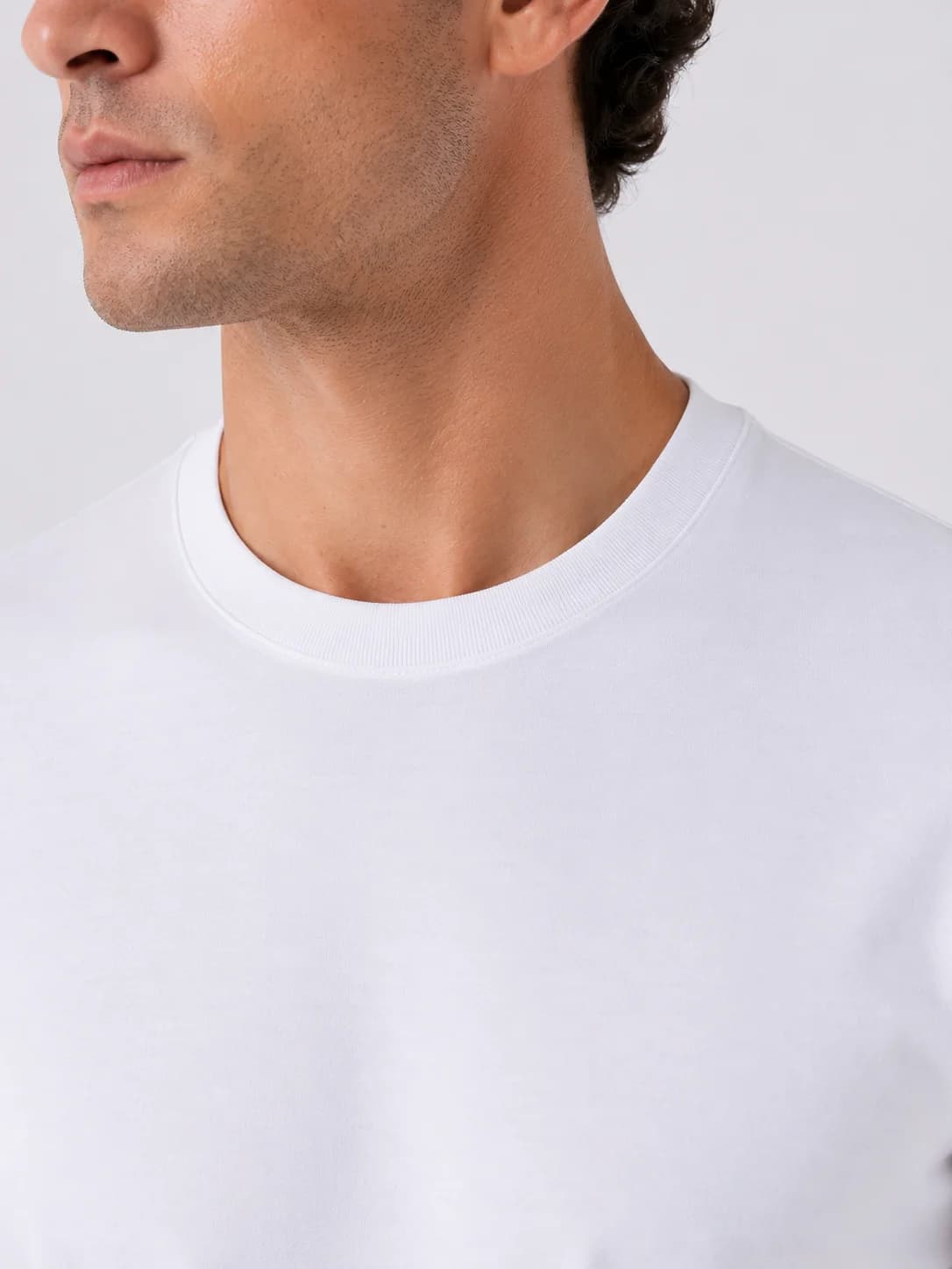 T-shirt básica branca · detalhe da gola