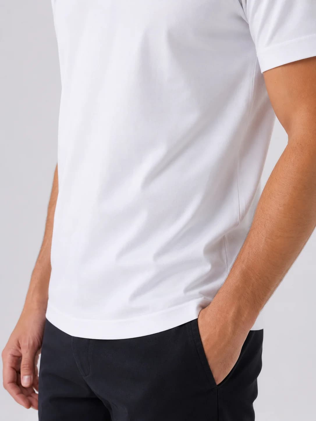 T-shirt básica branca · detalhe do caimento