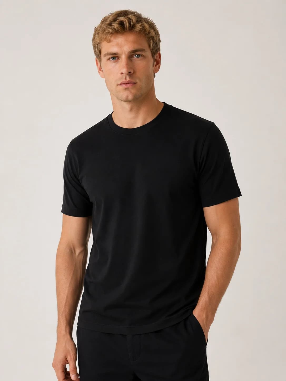 T-shirt básica preta · vista frontal