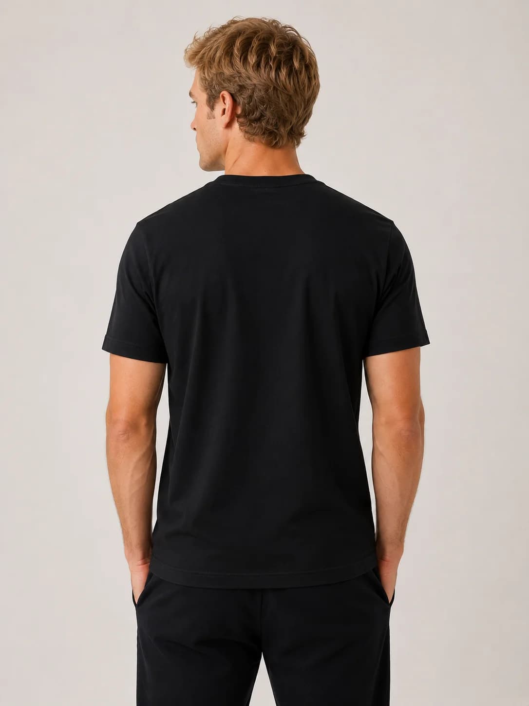 T-shirt básica preta · vista de costas