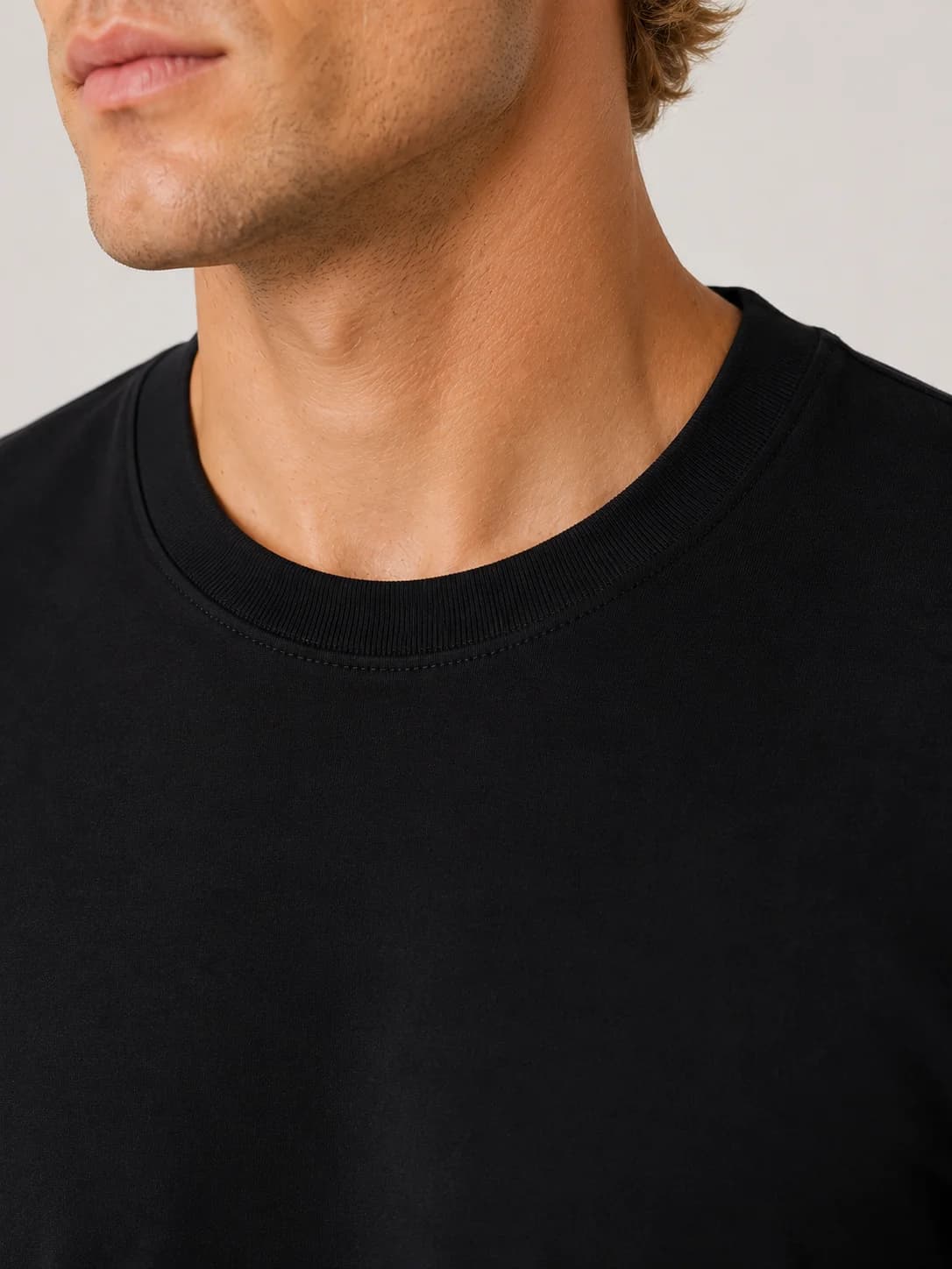 T-shirt básica preta · detalhe da gola