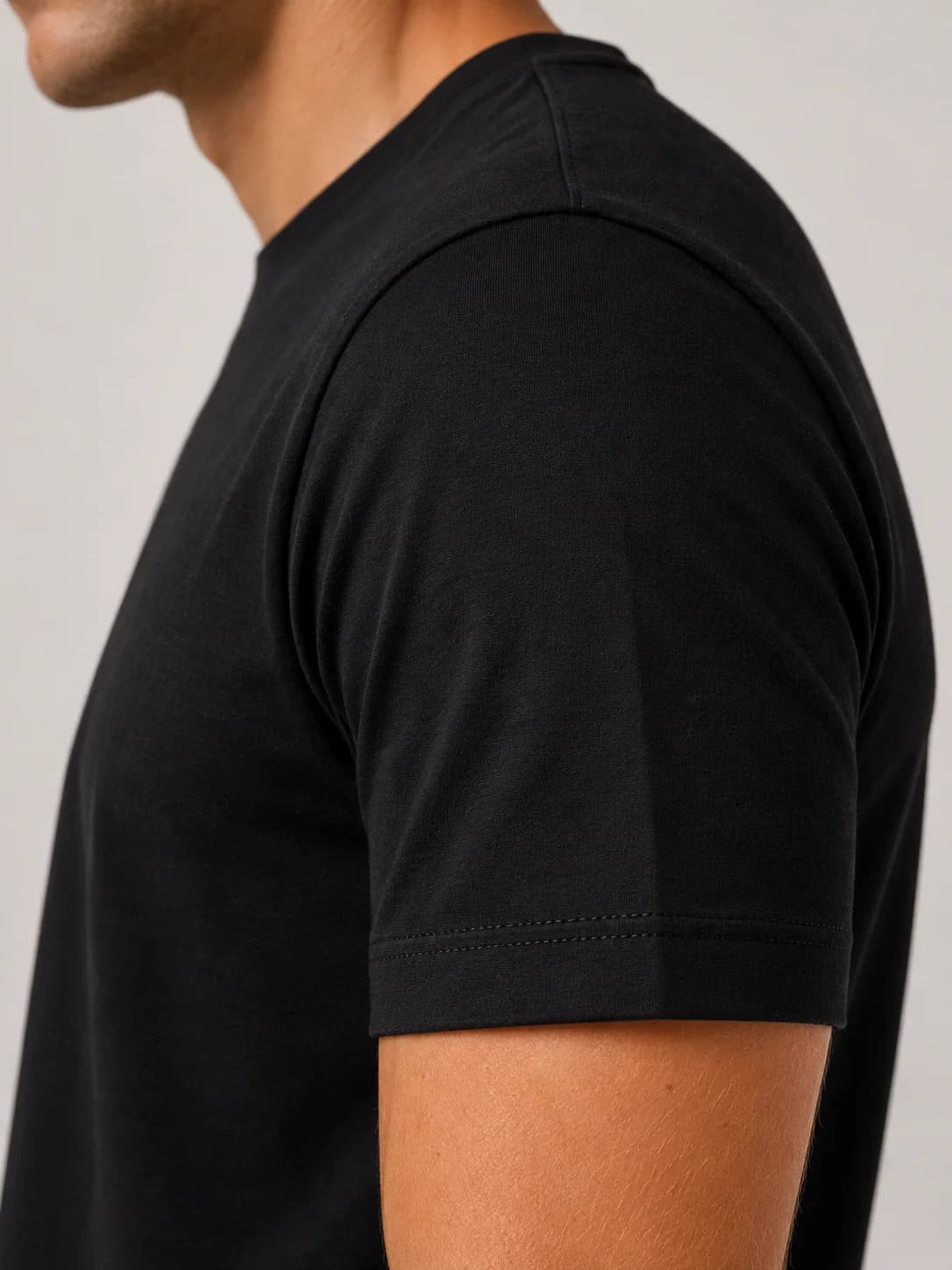 T-shirt básica preta · detalhe da manga