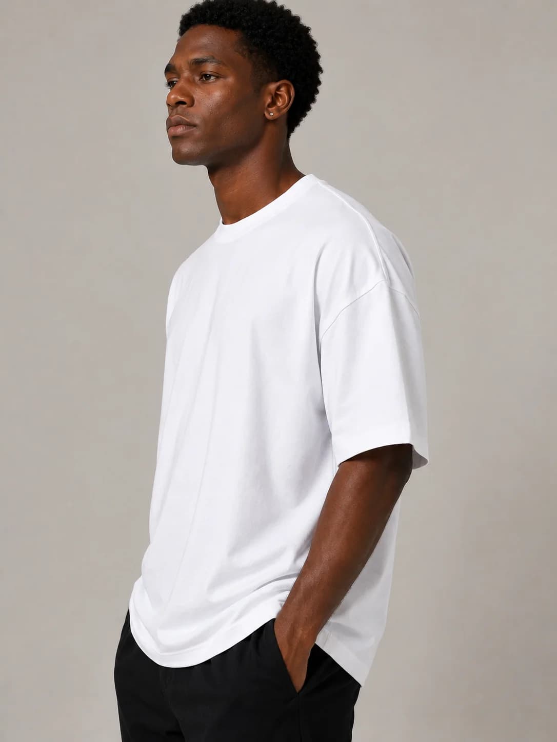 T-shirt oversized branca · perfil lateral