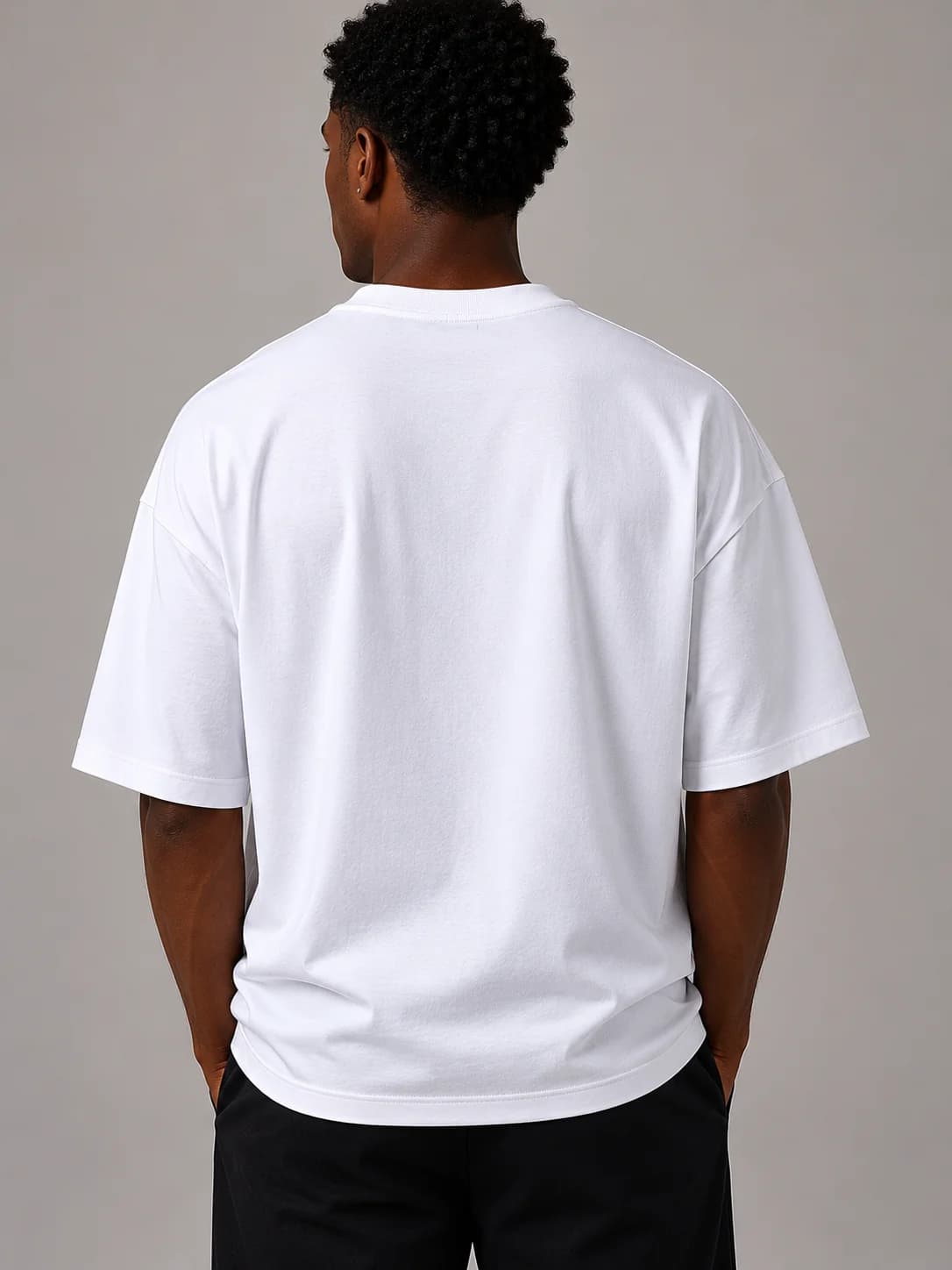 T-shirt oversized branca · vista de costas