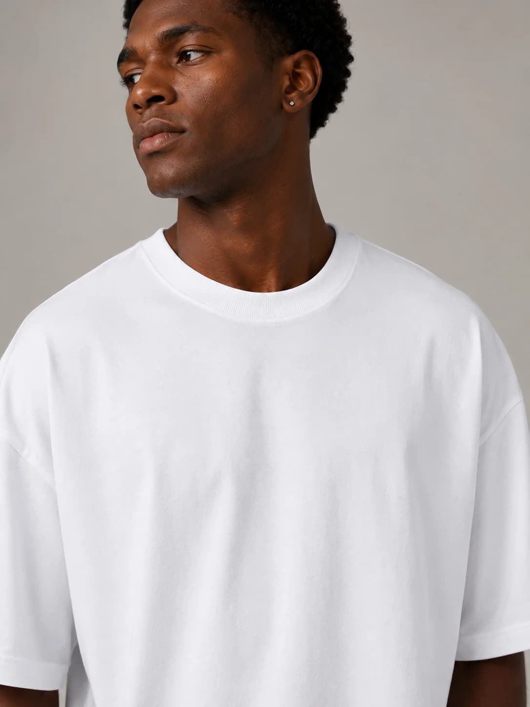 T-shirt oversized branca · detalhe da gola