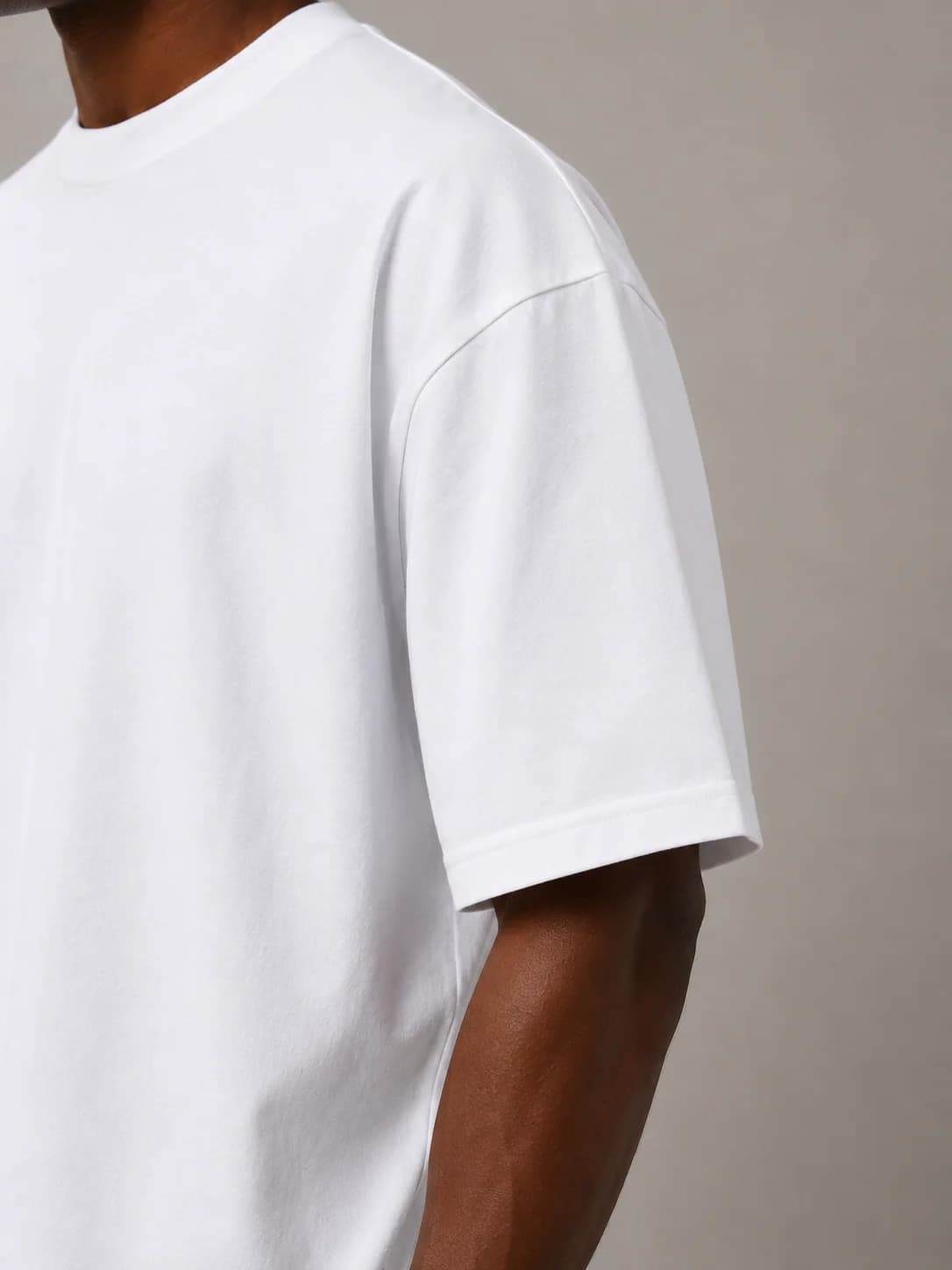 T-shirt oversized branca · detalhe da manga