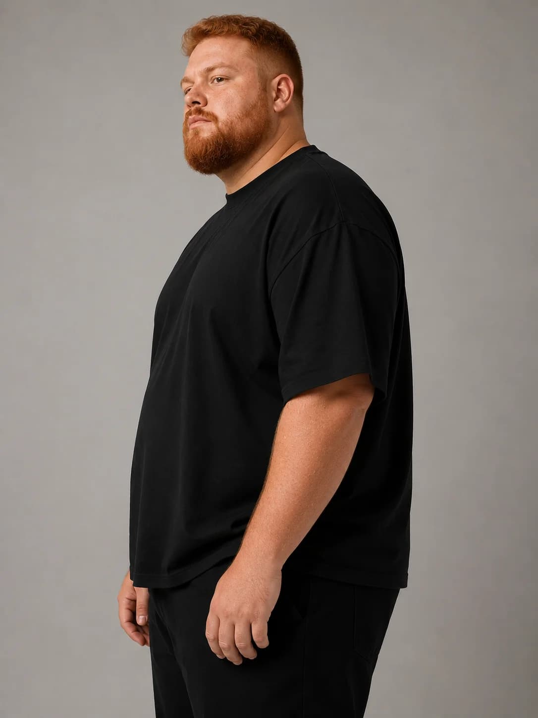 T-shirt oversized preta · perfil lateral