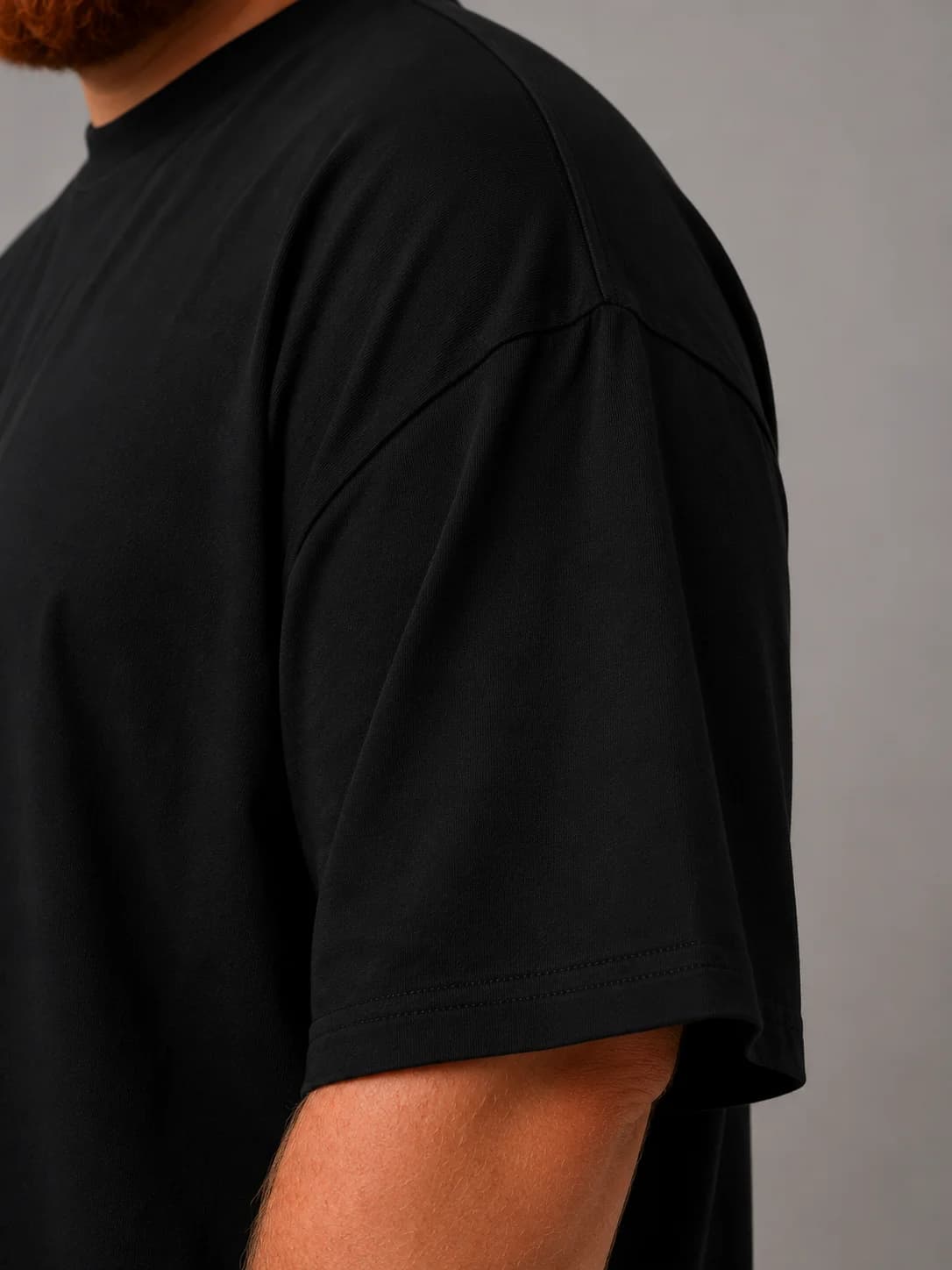T-shirt oversized preta · detalhe da manga